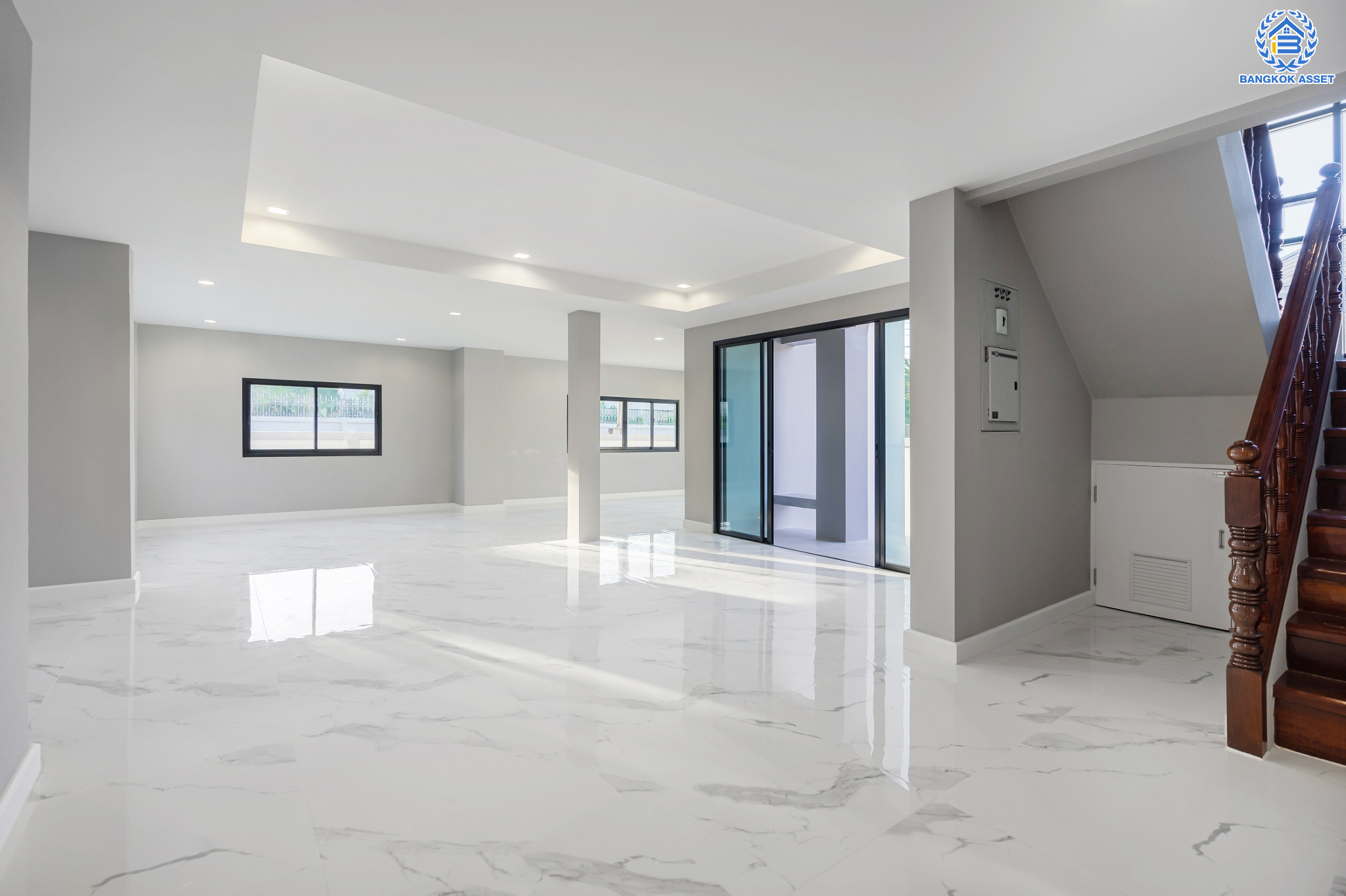 บ้านมือสองตกแต่งใหม่ ม.กฤษดานคร20 ปิ่นเกล้า-ติดถนนบรมราชชนนี เนื้อที่ 92.7 ตร.ว. บ้านเดี่ยวหลังใหญ่ ตกแต่งสุดหรูดีไซน์ยุโรป พร้อมฟังก์ชัน 3 ห้องนอน 4 ห้องน้ำ 1 ห้องอเนกประสงค์ 1 ห้องแม่บ้าน จอดรถได้ 4 คัน บนทำเลเชื่อมต่อเมืองอย่างรวดเร็ว ใกล้ทางคู่ขนานลอยฟ้าบรมราชชนนี ทางด่วน "กาญจนาภิเษก" ม.มหิดล และเซ็นทรัลปิ่นเกล้า